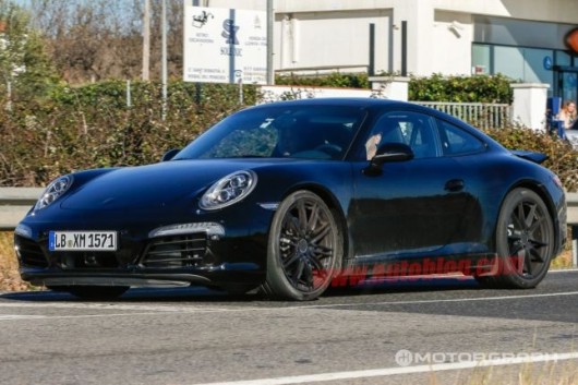 ▲ 포르쉐 911 페이스리프트로 추정되는 차가 시험 주행을 하고 있다