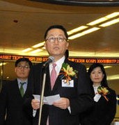 박현주 미래에셋그룹 회장(가운데 )이 지난 2011년 1월 홍콩에서 열린 'Horizons KOSPI200 ETF' 직상장 자리에서 인사말을 하고 있다.