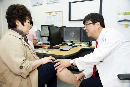고용곤 연세사랑병원 원장(오른쪽)이 환자의 무릎 상태를 체크하고 있다. 연세사랑병원은 보건복지부 지정 관절전문병원이며 줄기세포 치료 분야의 세계적인 선도병원을 목표로 하고 있다.
