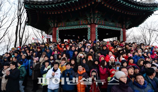 2014년 갑오년 첫 일출을 보는 시민들
