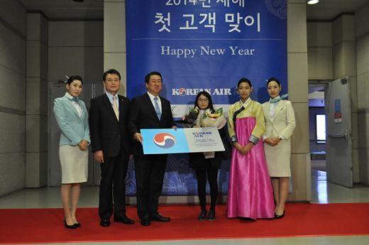 ▲ 대한항공 김종대 인천공항지역본부장(왼쪽 세번째)이 갑오년 새해 1일 인천국제공항에서 우리나라를 처음 입국한 외국인인 중국인 관광객 양징(여·25)(왼쪽 네번재)씨에게 국제선 프레스티지석 왕복항공권 2매와 인천 하얏트리젠시호텔 숙박권, 인하메디컬센터 건강검진권 등의 상품을 제공하고 승무원 등과 기념사진을 찍고 있다.