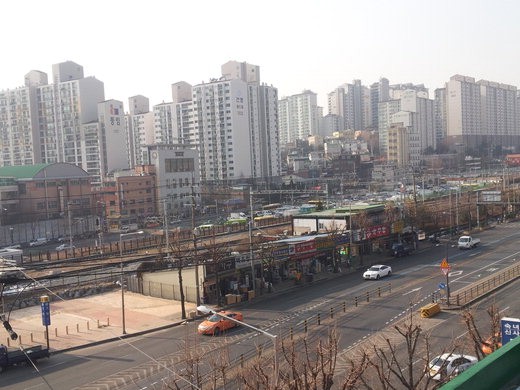 지난해 12월 30일 지구계획이 확정된 '행복주택 가좌지구'는 지역주민의 기대감과 집값 하락에 대한 불안감이 혼재했지만 실제 중개업소 관계자 상당수는 집값이 큰 변화를 보이지는 않을 것이라고 전망했다. 서울 가좌역 일대 행복주택 예정지 전경.