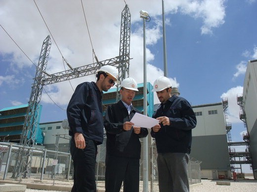 요르단 수도 암만 남쪽 사막 한가운데에 있는 알카트라나 발전소에서 한국전력공사 현지법안 직원들이 가스 터빈의 운영지침과 관련, 의논을 하고 있다.