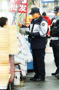 영등포서 대림파출소 조홍석 팀장(왼쪽 두번째)과 대원들이 유흥가를 돌며 방범활동을 벌이고 있다. 사진=김범석 기자