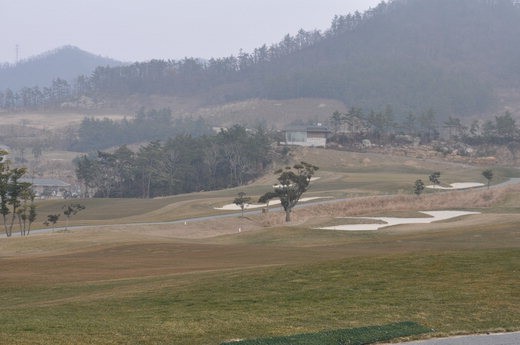 한겨울임에도 불구하고 봄기운이 느꺼질 정도로 온화한 날씨지만 모기업인 한국관광공사의 휴장 결정으로 골퍼들의 발길이 끊긴 전남 해남 화원면의 오시아노CC.