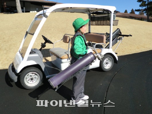 치바 이즈마CC 캐디들이 원할한 경기 진행을 목적으로 그린 주변에서 사용할 클럽을 운반하기 위해 고안해 사용중인 미니백.