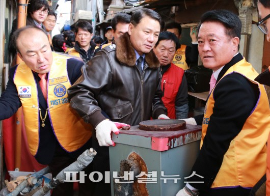 남해지방경찰청(청장 이정근·가운데)은 지난 20일 국제라이온스협회 부산지구(총재 박유근·오른쪽), 부산연탄은행과 함께 부산 범일동 일대 어려운 이웃에 '사랑의 연탄나눔' 봉사활동을 펼쳤다. 이 청장과 박 총재가 낡은 연탄보일러를 교체하고 있다.