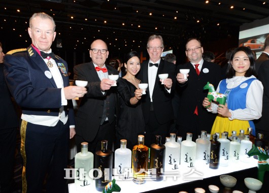 피터 칼버그(Peter Carlberg) 스웨덴 상공회의소 회장(왼쪽 두번째) 등 스웨덴 주요 기업인들이 지난 24일 서울 소공동 조선호텔에서 열린 '스웨덴 산업 유산' 행사에서 화요를 들고 건배를 하고 있다.