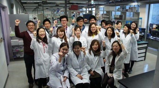 차준회 에이티젠 연구소장(셋째줄 왼쪽 첫번째)이 연구원들과 함께 파이팅을 외치고 있다. 에이티젠은 탁월한 연구성과를 바탕으로 미국, 중국, 일본, 유럽 등 세계 각국에 진출하고 있다.