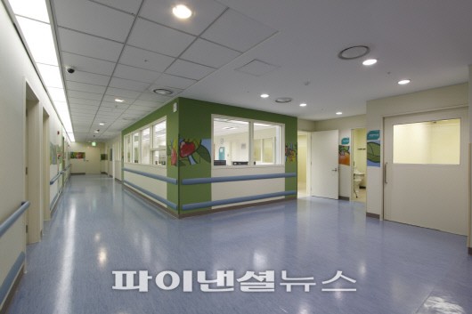 양산부산대병원 소아정신건강클리닉은 서울대 어린이병원에 이어 최근 국내 대학병원 두번째로 소아청소년 전용 보호병동을 오픈해 치료에 들어갔다.