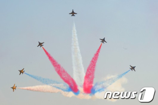 공군 블랙이글, 싱가포르 하늘에 태극기 그린다