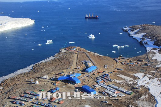 장보고과학기지가 착공 1년9개월만인 12일 준공된다. 이로써 우리나라는 남극에 2개 이상의 상설기지를 보유한 10번째 국가가 됐다. 사진 가운데가 본관동. /=해양수산부 제공