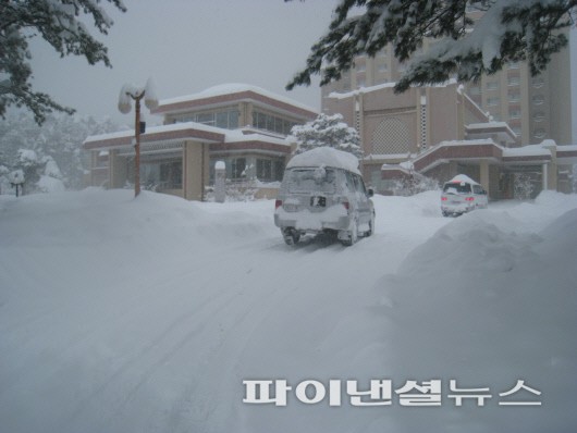 “북측 여직원도 얼음깨고 나르고”...이산상봉 남측 루트 확보