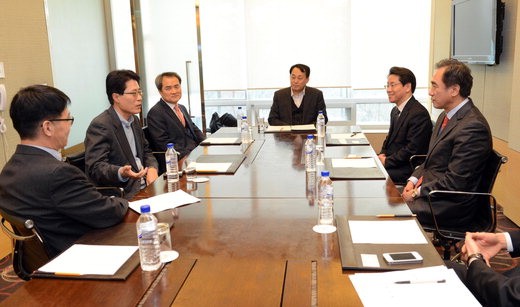 지난 13일 서울 여의도 메리어트호텔 회의실에서 파이낸셜뉴스 연중 정치 기획시리즈 '우문정답' 자문위원으로 참가한 정장선 전 국회의원(오른쪽 첫번째), 최승노 자유경제원 사무총장(오른쪽 두번째), 손교명 변호사(왼쪽 세번째) 등이 우리 정치의 문제점과 지향점 등에 대해 의견을 나누고 있다. 사진=박범준 기자