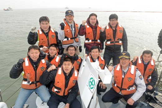 가출 및 실종자 일제수색에 나선 경기 화성서부경찰서 및 평택해양경찰서 경찰관들이 화이팅을 외치고 있다. 사진=김범석 기자