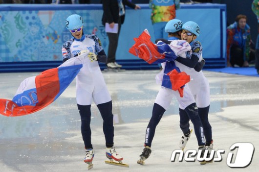 [화보] 안현수 5000m계주서 금…올림픽 쇼트트랙 사상 최다 금메달