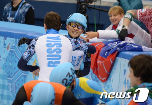 [화보] 안현수 5000m계주서 금…올림픽 쇼트트랙 사상 최다 금메달