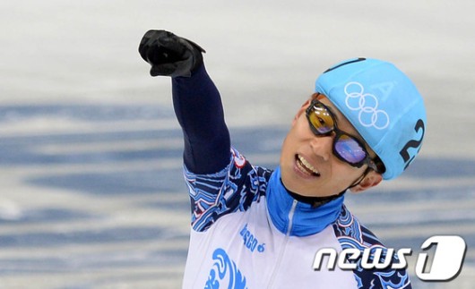 [화보] 안현수 5000m계주서 금…올림픽 쇼트트랙 사상 최다 금메달