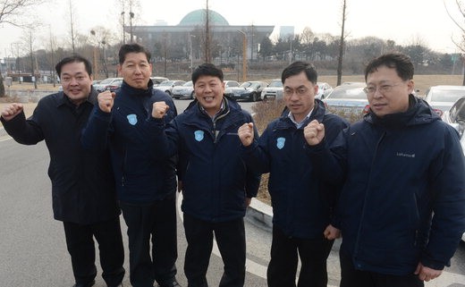 서울시 38세금징수과 관계자들이 서울 여의도의 한 회사에 대한 체납세금 징수활동을 편 뒤 파이팅을 외치고 있다. 왼쪽부터 권수 조사관, 배기선 4팀장, 이필성·서명진·강병선 조사관.