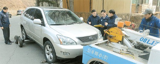 '현미경 추적'을 통해 지방세 고액체납자에 대한 재산 압류 등으로 조세정의를 선도하면서 전국적인 유명세를 타고 있는 서울시 38세금징수과 직원들이 최근 서울의 한 아파트단지에서 체납자 소유의 자동차를 압류한 뒤 공매처분을 위해 견인하고 있다. 사진=김범석 기자