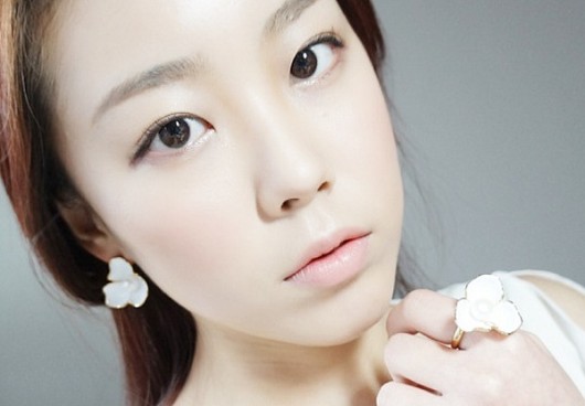 봄철 데이트에 딱! ‘청순 메이크업’으로 여성미 강조하기