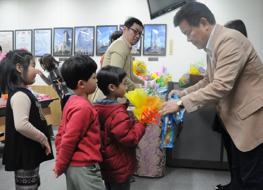 대구지역 롯데백화점이 대구시내 아동복지시설 등에서 보호를 받고 있는 예비입학 어린이 33명을 초청, '행복나눔 앞선 입학식'을 거행했다. 민광기 롯데백화점 대구지역장(오른쪽)이 27일 대구시 동구 봉무동 롯데이시아폴리스점 교육장에서 열린 입학식 참석 어린이들에게 당부말씀을 한 뒤 꽃다발과 학용품 등을 선물하고 있다.