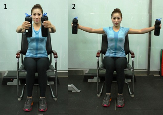 의자-물병 이용한 근력운동으로 탄력 있는 상체 만들기