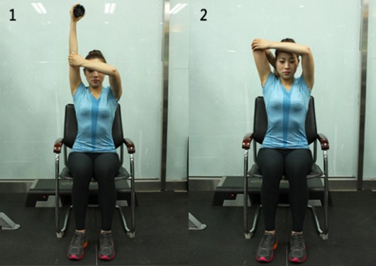 의자-물병 이용한 근력운동으로 탄력 있는 상체 만들기