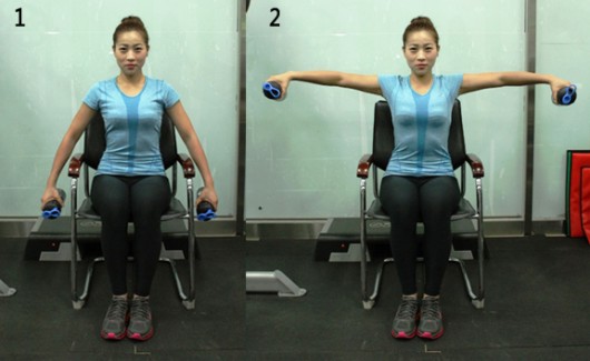 의자-물병 이용한 근력운동으로 탄력 있는 상체 만들기