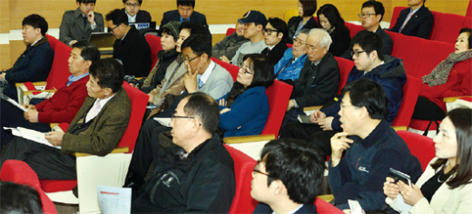 6일 오전 서울 청담동 청담평생학습관에서 열린 '제6회 펀드마을'에서 참석자들이 박영준 금융감독원 부원장보의 축사를 경청하고 있다.