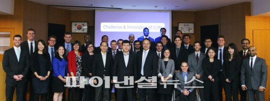 지난 14일 미국 예일대 MBA 과정 학생 방문단이 일진그룹 마포 본사를 찾아 세미나를 가진 뒤 기념촬영하고 있다.