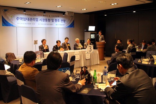 주택임대관리업체인 우리레오PMC가 20일 서울 강남구 대치동에서 세미나를 열었다. 노병용 우리관리 대표가 기자들의 질문에 답변하고 있다.