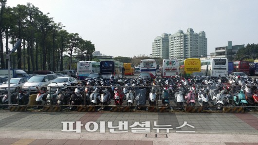 타이완 사람들이 교통수단 스쿠터를 많이 이용하면서 별도의 주차공간까지 갖추고 있는 가오슝 시내 풍경.