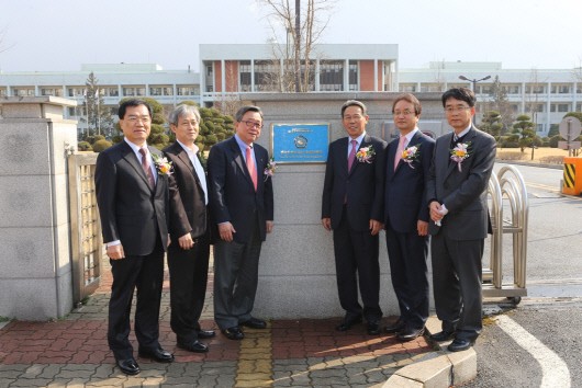 이날 현판식에 참석한 KGC인삼공사 김준기 대표이사(왼쪽에서 네번째)와 관계자들이 기념촬영을 하고 있다.