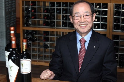 김영근 동아원그룹 와인계열 부회장은 "사람들과 함께 나눔으로써 삶을 행복하게 해주는 것이 바로 와인의 매력"이라며 활짝 웃었다.