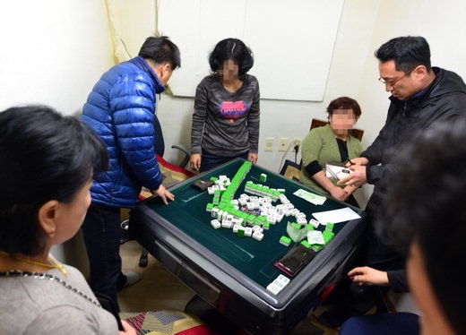 서울지방경찰청 국제범죄수사대가 25일 오후 서울 도림로 다세대주택 지하에 있는 불법마작도박장을 급습해 도박현장을 단속하고 있다. 사진=서동일 기자