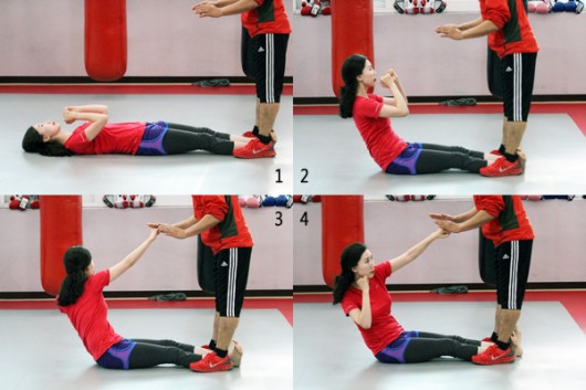 파트너와 함께 하는 복근 강화 운동