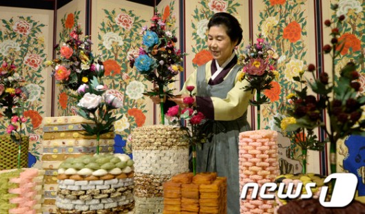 꽃장식에 1억4천만원…185년 전 ‘궁중채화’ 재현