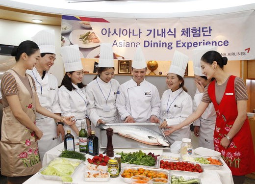 아시아나항공이 10일 인천 운서동 인천국제공항 지원단지에 위치한 아시아나항공 기내식 시설 LSG 스카이쉐프(LSG Sky Chefs)에서 실시한 '기내식 체험행사'의 참가자들이 기념촬영을 하고 있다.
