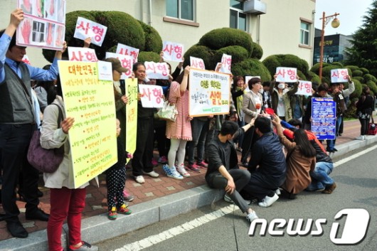 [화보]울산 계모 징역 15년 선고, 주저 앉은 친모