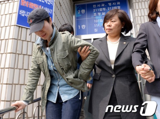 [화보]울산 계모 징역 15년 선고, 주저 앉은 친모