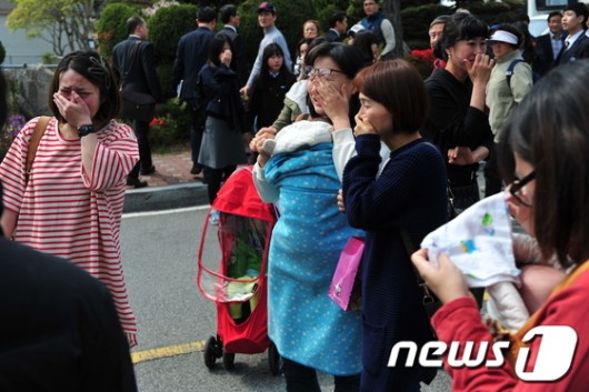 [화보]울산 계모 징역 15년 선고, 주저 앉은 친모
