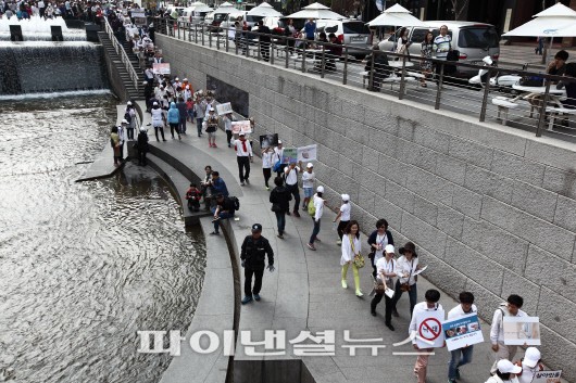 청계천 옆 도로를 따라...