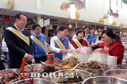 경남銀, 마산어시장서 ‘전통시장 장보기 행사’ 가져