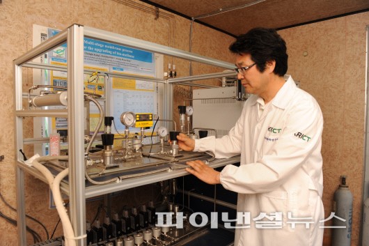 한국화학연구원 자원부리회수연구그룹의 김정훈 박사가 17일 대전 장동에 위치한 본원 연구실에서 분리막 모듈을 이용해 바이오가스를 정제하고 있다.