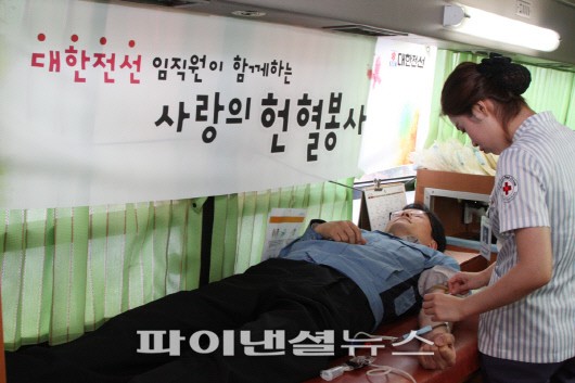 지난 16일 대한전선 안양 본사에서 회사의 한 직원이 '사랑의 헌혈 캠페인'에 참여하고 있다.