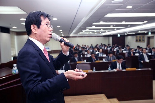 18일 경남은행 김흥운 부행장이 차세대시스템 프로젝트 구축 추진 경과를 보고하고 있다.