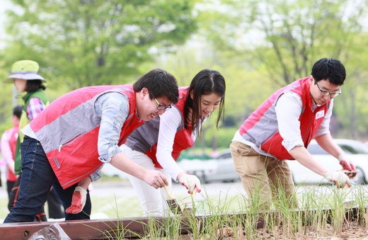 LG이노텍 ‘서울숲공원’ 가꾸기 봉사