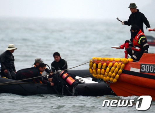 [세월호 침몰] 민간인 잠수부 투입…생존자는 아직