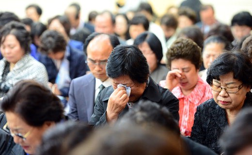 한국기독교총연합회가 22일 서울 연지동 한국교회100주년기념관에서 '진도 앞바다 여객선 침몰 희생자를 위한 특별기도회'를 열었다. 참석자들이 희생자들을 위해 기도하고 있다. 사진=박범준 기자